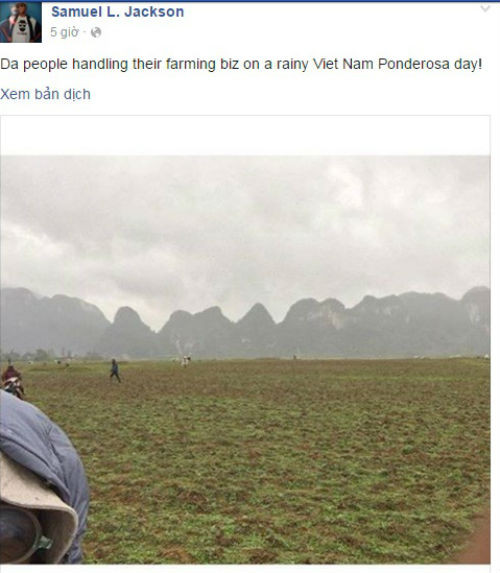 Cách đây ít giờ, nam diễn viên Kong Skull Island còn chia sẻ bức hình người dân địa phương miệt mài làm việc trên cánh đồng dù trời đang mưa. Dường như nét đẹp bình dị đầy yêu thương ấy có đôi chút làm ông xao xuyến.