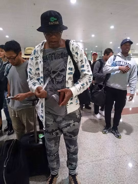 Là một siêu sao Hollywood nhưng khi có mặt tại Việt Nam cùng đoàn phim "Kong: Skull Island", Samuel L. Jackson xuất hiện khá giản dị. Rất nhiều khán giả Việt ngỡ ngàng trước phong cách giản dị, đáng yêu của ông tại sân bay. Nó khác xa với hình ảnh sành điệu của số đông các ngôi sao.