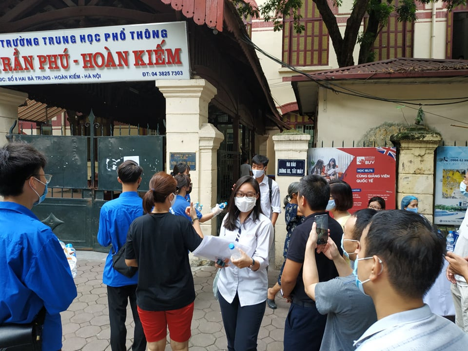 Theo ghi nhận của PV Kiến Thức, kết thúc buổi thi đầu tiên, theo ghi nhận tại một số điểm thi tại Hà Nội, nhiều thí sinh tâm trạng khá thoải mái, tự tin với bài làm của mình bởi đề thi năm nay tương đối vừa sức. 