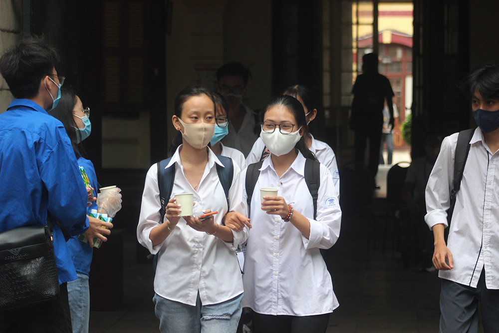 Phần II - Làm văn (7 điểm), câu 1 yêu cầu từ đoạn trích phần đọc hiểu yêu cầu thí sinh viết đoạn văn ngắn trình bày suy nghĩ của bản thân về sự cần thiết của trân trọng cuộc sống mỗi ngày. Câu 2, phân tích tư tưởng "Đất nước của nhân dân" thông qua đoạn trích từ tác phẩm "Đất nước" - Nguyễn Khoa Điểm.