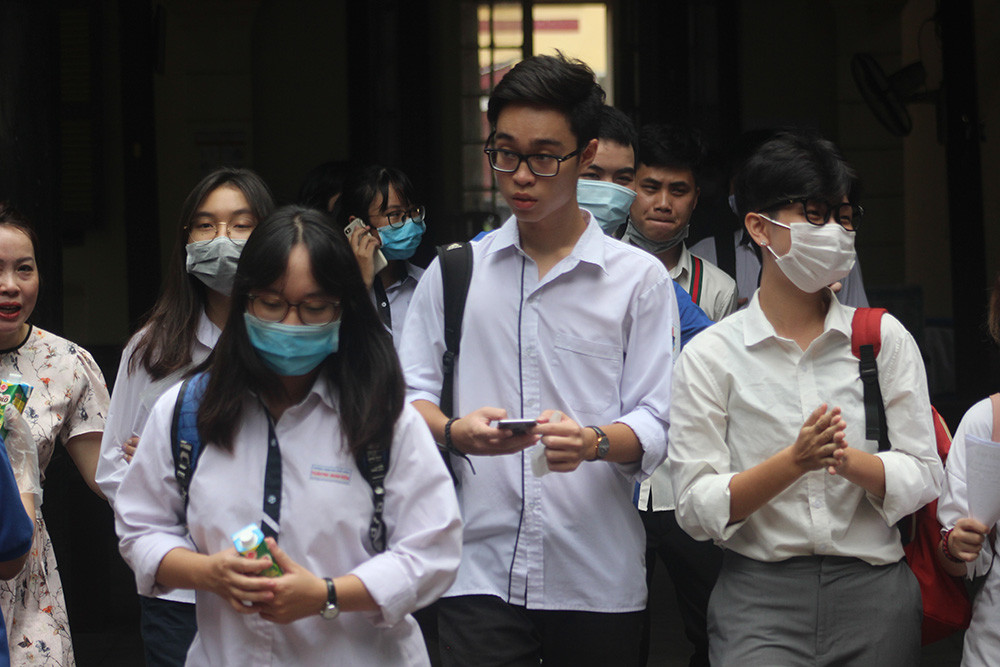 Hầu hết các thí sinh đều nhận định đề thi nằm trong dự đoán, tuy câu hỏi dài nhưng không đánh đố thí sinh, các em tự tin đạt 6-8 điểm trở lên.