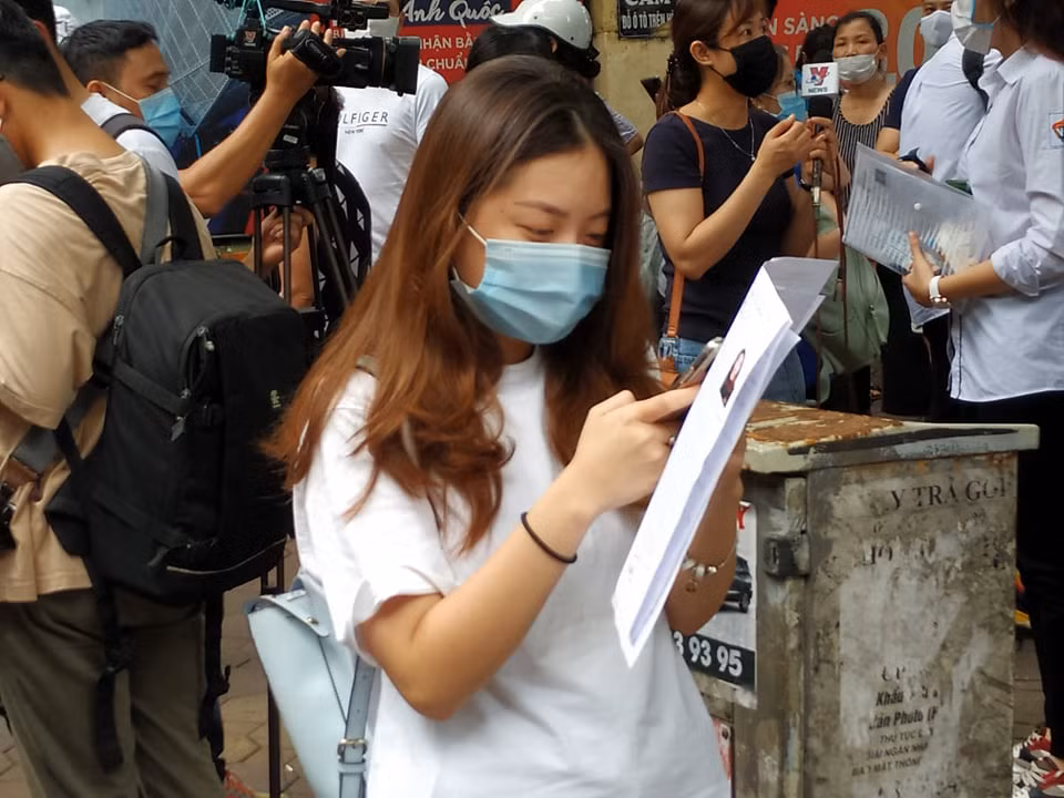 Còn thí sinh Phương Thảo chia sẻ: "Đề Ngữ văn ra theo đúng cấu trúc của đề thi tham khảo của Bộ GD&amp;ĐT đã công bố. Theo em, năm nay môn Ngữ văn không khó, kể cả các bạn thiên về khối A cũng hoàn toàn có thể đạt 5 - 7 điểm nếu ôn tập đầy đủ. Trong đề thi em thích nhất là câu I, nói về khát vọng sống, cống hiến và vươn lên. Thông qua đoạn trích, mỗi người tự nhìn lại bản thân mình và nỗ lực nhiều hơn, đây là phần rất hay".