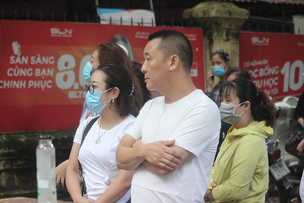 Nhiều cha mẹ bày tỏ sự hồi hộp, lo lắng hơn cả các sĩ tử và không quên nhắc nhở con em kiểm tra lại giấy tờ, dụng cụ học tập để làm bài thi.