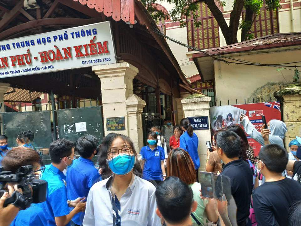 Nhiều thí sinh cho biết, đề Văn năm nay không khó, nội dung bám sát chương trình học. Nhiều sĩ tử được ôn luyện đề tương tự nên không bị làm khó. Câu nghị luận văn học cũng không ngoài dự đoán.