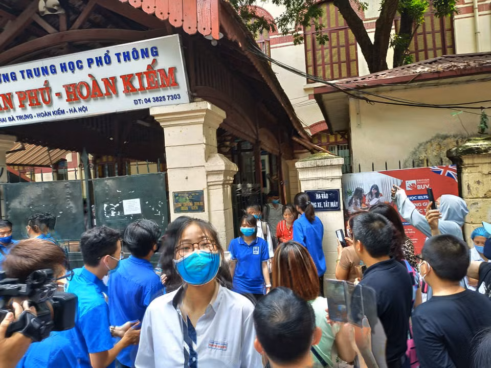 Nhiều thí sinh cho biết, đề Văn năm nay không khó, nội dung bám sát chương trình học. Nhiều sĩ tử được ôn luyện đề tương tự nên không bị làm khó. Câu nghị luận văn học cũng không ngoài dự đoán.