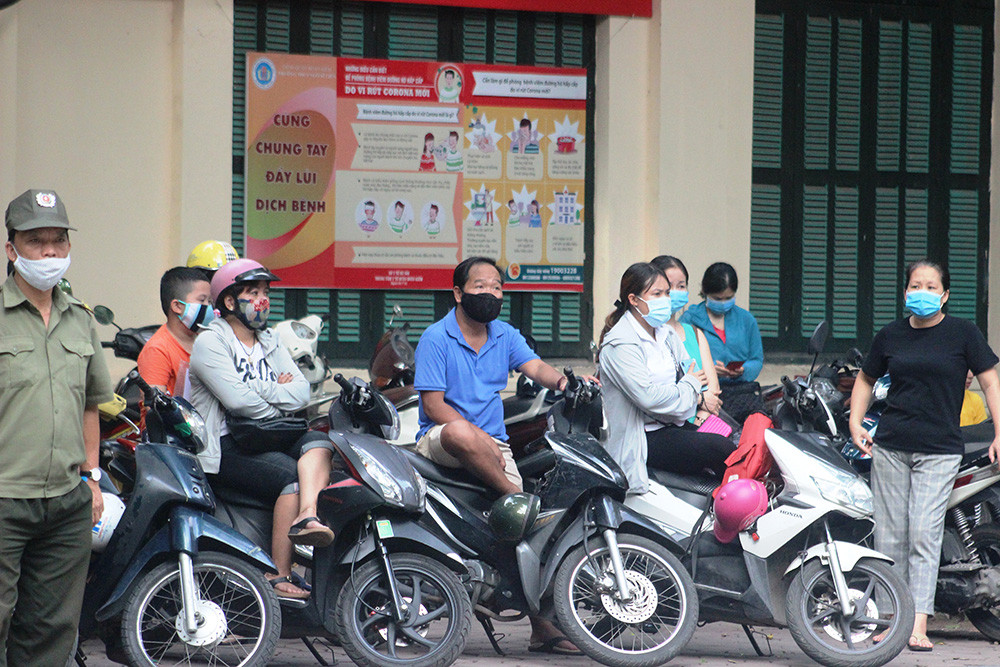 Tại điểm trường THPT Trần Phú, Hà Nội các thí sinh đến điểm thi tốt nghiệp THPT 2020 từ rất sớm. Dù công việc bận bịu nhưng các bậc phụ huynh vẫn sắp xếp thời gian đưa con em mình đến trường thi, có rất nhiều phụ huynh ngồi phía ngoài để đợi con.