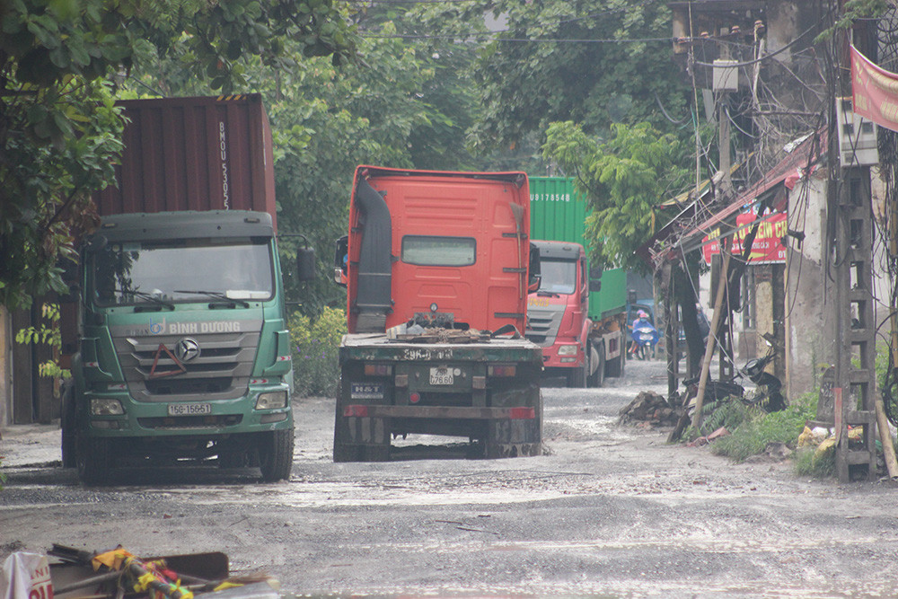 Trong 13 năm qua, người dân đã nhiều lần kiến nghị lên UBND các cấp từ xã đến thành phố Hà Nội. Từ đầu năm 2020 đến nay, các đơn vị giao thông Hà Nội đã sửa chữa mặt đường khoảng 3 lần, nhưng chỉ được vài ngày đoạn đường lại hư hỏng, lầy lội, thậm chí là ổ trâu, ổ voi càng bị đào xới sâu thêm… dẫn đến tình trạng ách tắc giao thông thường xuyên xảy ra. 