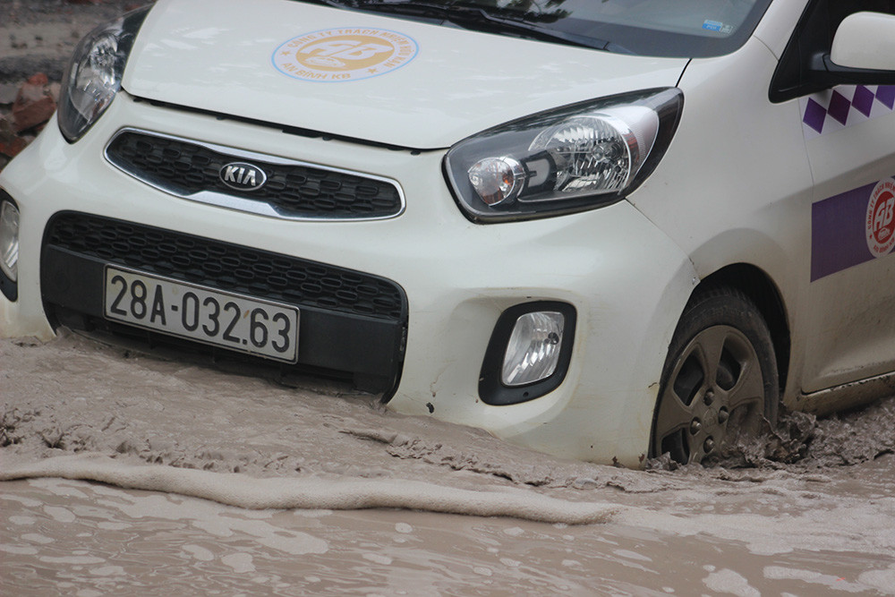 Điều đáng nói là tại khu vực phố Keo có các cơ sở giáo dục từ mầm non đến bậc phổ thông hàng ngày có hàng trăm học sinh đi học qua đoạn đường này. Trong khi đó, vỉa hè, lòng đường đã bị hư hỏng nặng, nhiều em phải đi men theo cửa nhà dân ven đường để tới trường.