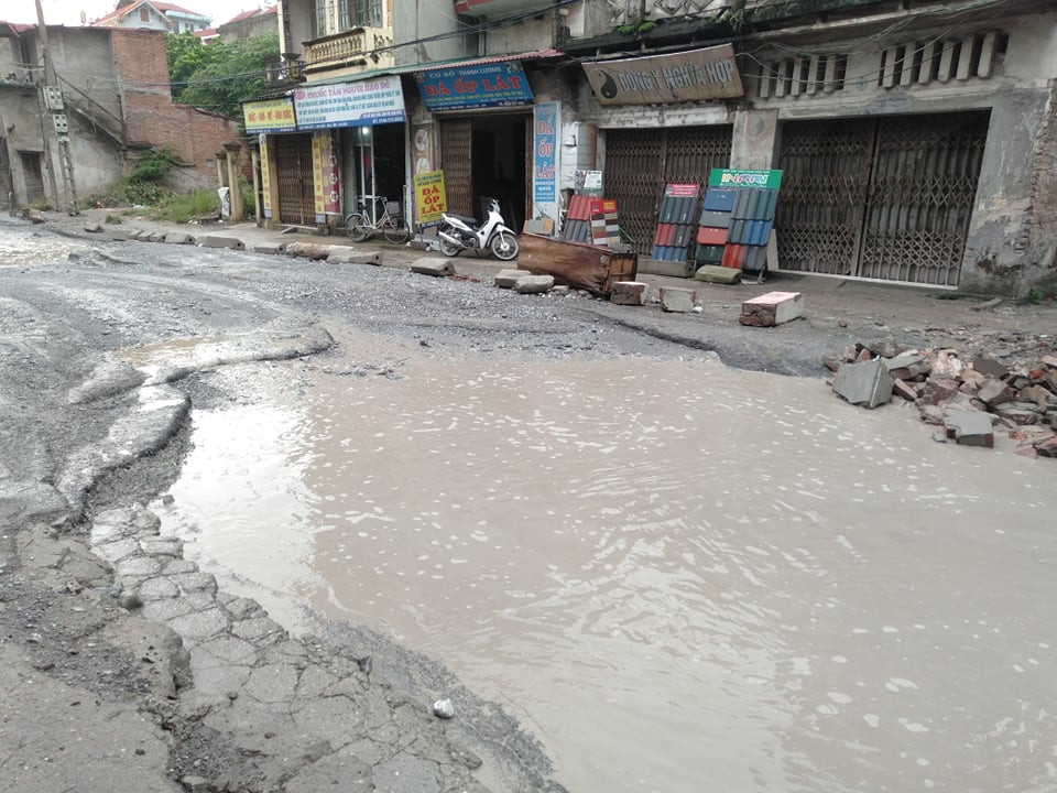 Người dân nơi đây cho biết, ngày nắng thì bụi tung mù mịt, còn mưa thì lầy lội như mặt ruộng cày. Hoạt động kinh doanh, buôn bán ế ẩm khiến cuộc sống của người dân bị ảnh hưởng nghiêm trọng.