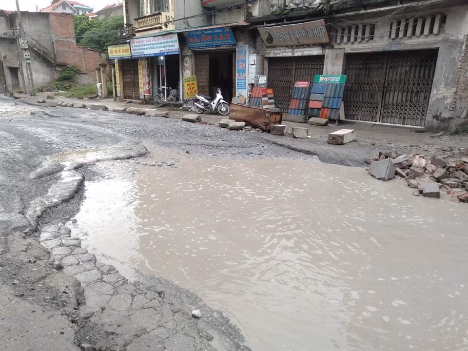 Người dân nơi đây cho biết, ngày nắng thì bụi tung mù mịt, còn mưa thì lầy lội như mặt ruộng cày. Hoạt động kinh doanh, buôn bán ế ẩm khiến cuộc sống của người dân bị ảnh hưởng nghiêm trọng.