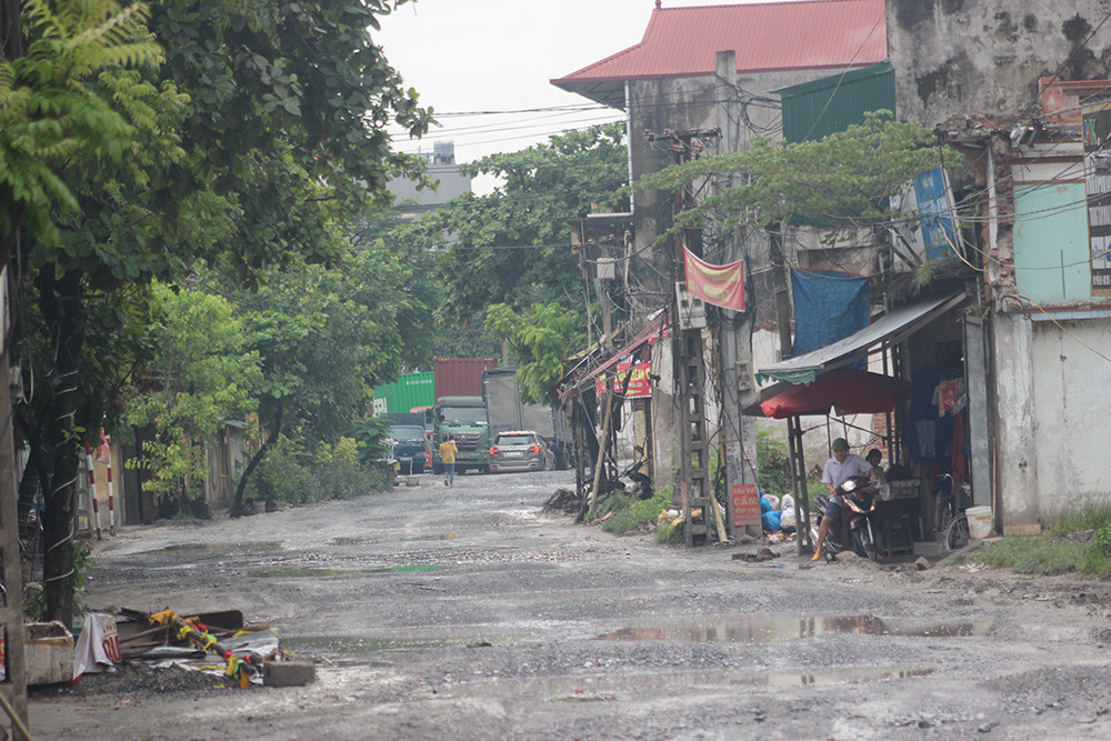 Người dân cho biết mỗi ngày có hàng nghìn lượt xe tải, xe container đi vào đường đi qua đường này để tránh trạm thu phí Quốc lộ 5, để đi hướng Quảng Ninh và Hải Phòng.