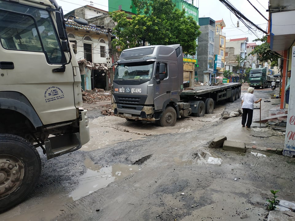 Xe tải cỡ lớn đi qua đã vất vả, những xe nhỏ, xe sedan gặp phải hố bom thì thường xuyên bị chết máy giữa chừng đã phải gọi cứu hộ, gây nên tình trạng giao thông đã ùn tắc, lại càng ùn tắc thêm.