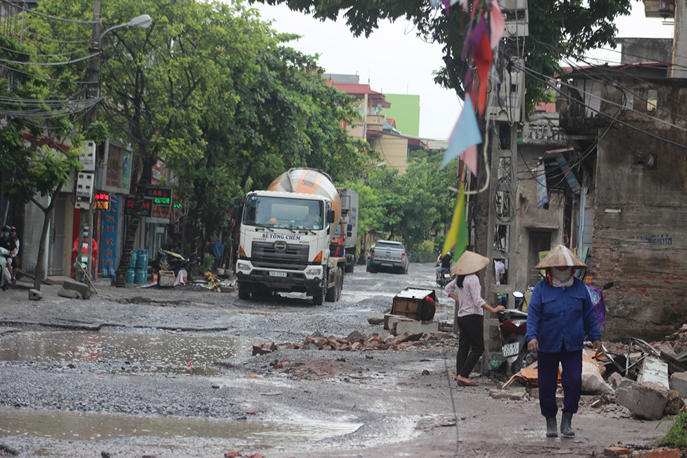 Theo tìm hiểu, ngoài nguyên nhân khách quan do lưu lượng lớn phương tiện quá khổ, quá tải ngày đêm đi qua tuyến đường này, còn một nguyên nhân khác là do chủ các phương tiện “né” trạm thu phí Quốc lộ 5.