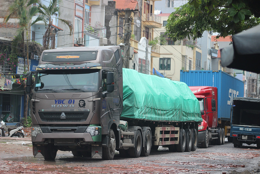 Theo tìm hiểu phóng viên, đoạn đường này thuộc Dự án nâng cấp, mở rộng tuyến đường nối từ Quốc lộ 5 đến khu công nghiệp Hapro theo quyết định số 1312 năm 2007.