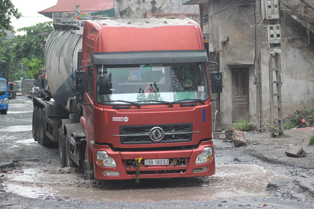Người dân sinh sống hai bên luôn phải sống trong trong tâm trạng sợ hãi thấp thỏm, lo âu. Riêng 3 năm gần đây qua, đã có hơn 10 trường hợp tử vong do tai nạn giao thông tại đây, trong đó có 3 trường hợp là trẻ nhỏ.