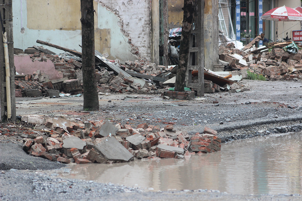 Vào khung giờ 5h - 6h và 17h - 19h, xe hạng nặng nối đuôi nhau qua lại rầm rập, người dân ở đây không chỉ chịu cảnh ô nhiễm khói, bụi mà còn chịu ảnh hưởng ô nhiễm âm thanh mỗi ngày.