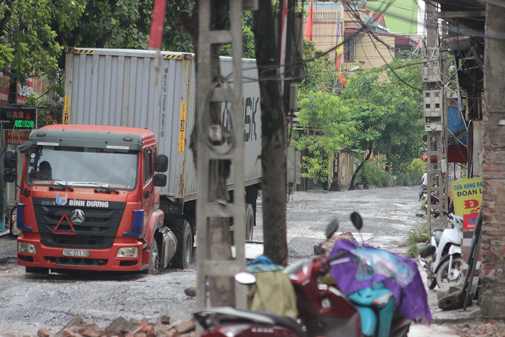 Ông Nguyễn Văn Chuyển, người dân tại nơi đây bức xúc cho biết, mỗi lần có xe chạy qua là nhà cửa bị rung động và có tiếng ồn lớn phát ra khi xe tải nặng đi vào chỗ đường xấu, gồ ghề.