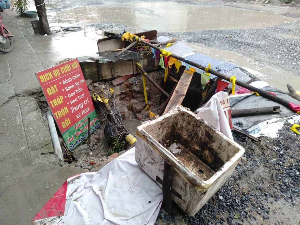 Mỗi lúc đi qua đây, người dân lại ngán ngẩm gọi đó là "đường đau khổ". Các phương tiện từ xe tải, xe ôtô con làm náo loạn cả một tuyến đường. Người dân hàng ngày thấp thỏm mong chờ các cơ quan chức năng sẽ sớm giải quyết triệt để tình trạng này để cuộc sống bớt vất vả hơn.