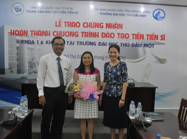 Trước đó, vào tháng 6, Hội đồng trường đã họp, bỏ phiếu tín nhiệm chức vụ hiệu trưởng nhà trường. 100% thành viên Hội đồng trường nhất trí bổ nhiệm TS Nguyễn Thị Nhật Hằng là hiệu trưởng ĐH Thủ Dầu Một. 