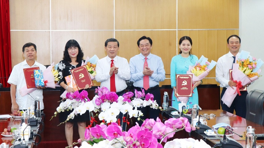 Trường có 13.000 sinh viên chính quy và hơn 700 học viên sau đại học. 