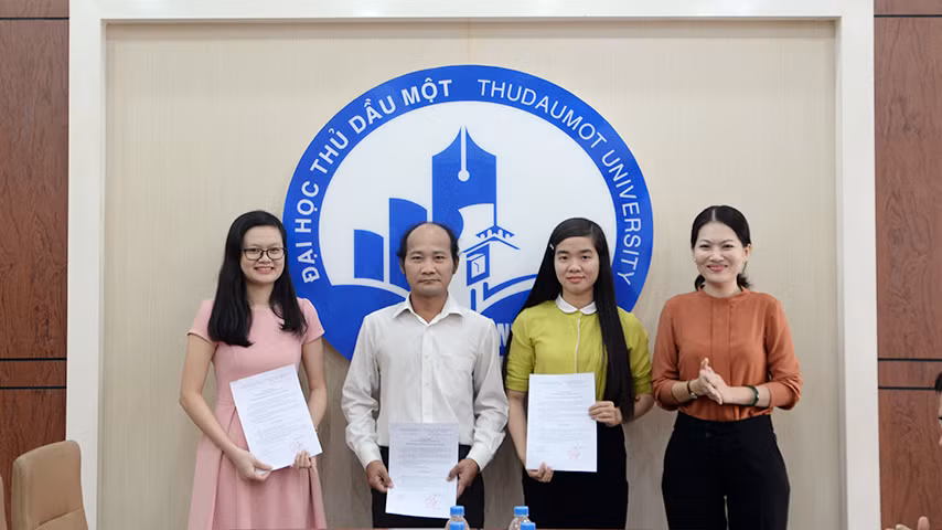 TS. Nguyễn Thị Nhật Hằng trải qua các vị trí Phó bí thư Đoàn trường, Phó trưởng phòng Thanh tra, Trưởng khoa Khoa học Tự nhiên, Phó hiệu trưởng từ năm 2015, Bí thư Đảng uỷ trường nhiệm kỳ 2020-2025. 