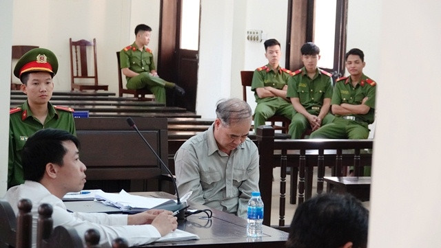 Về bồi thường dân sự, HĐXX phạt Đinh Bằng My buộc phải bồi thường đối với 4 bị hại do ông này thực hiện hành vi quan hệ tình dục số tiền 20 triệu đồng/người. Nhóm các bị hại bị cựu hiệu trưởng dâm ô nhận bồi thường 17 triệu đồng/người.