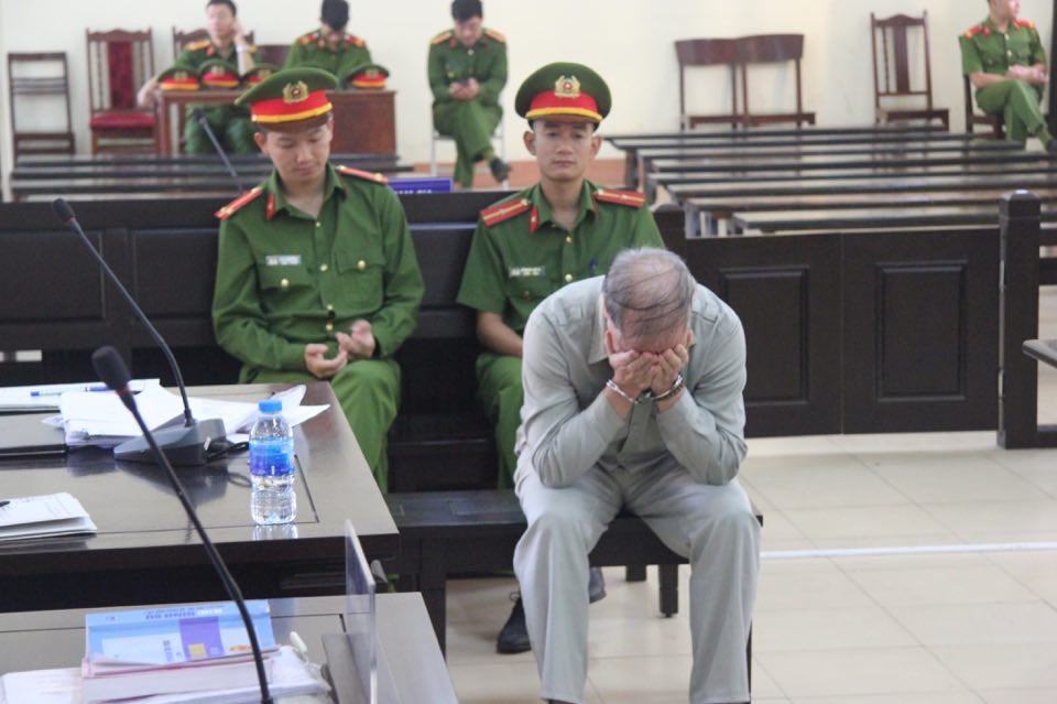 Bị cáo Đinh Bằng My bị TAND tuyên phạt 3 năm 6 tháng tù đối với tội danh “Dâm ô đối với người dưới 16 tuổi”; 4 năm 6 tháng tù đối với tội “Thực hiện hành vi quan hệ tình dục khác với người từ đủ 13 tuổi đến dưới 16 tuổi”. Tổng hợp hình phạt chung cho cả hai tội danh là 8 năm tù.