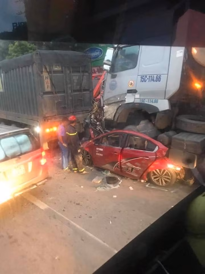 Sau đó xe ô tô 30E-925.52 bị đẩy lên và tiếp vào đuôi rơ mooc 15R-037.73 được kéo bởi đầu kéo 90C-088.98 do anh Tạ Quốc Tuý sinh 1993, Lê Hồ, Kim Bảng Hà Nam điều khiển đi phía trước cùng chiều. 