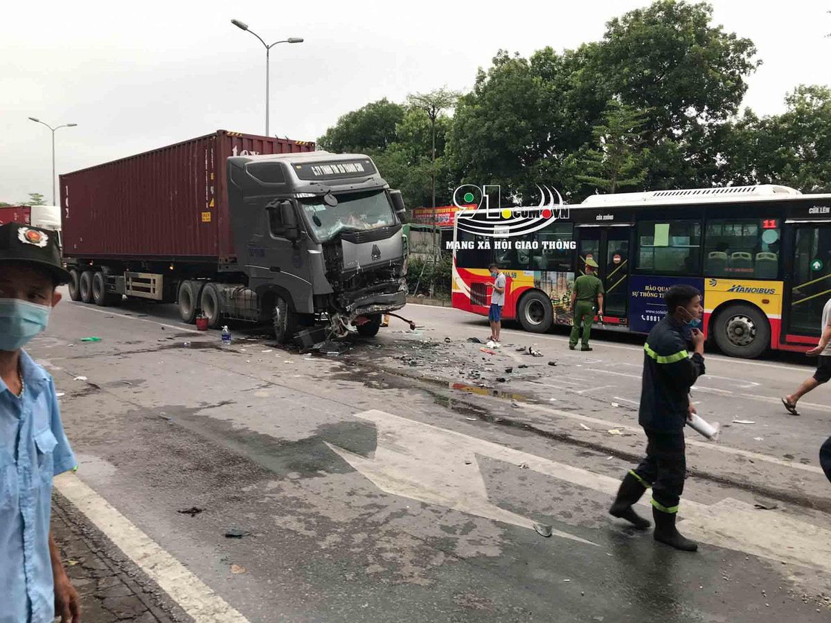 Đầu xe container cũng bị biếng dạng.