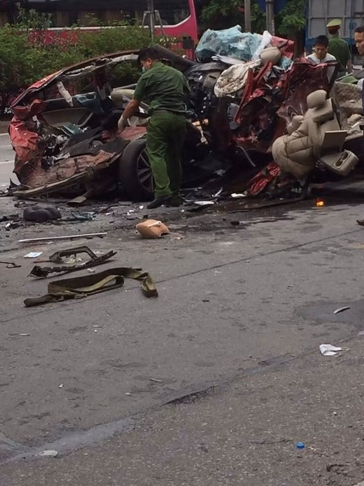 Vào khoảng thời gian trên, xe ô tô BKS: 15C-114.66 kéo theo rơ mooc 15R-046.41 điều khiển đi trên đường Nguyễn Văn Linh chiều từ Trâu Quỳ hướng Cầu Chui. Khi đến khu vực cột đèn 4/14 va vào đuôi xe ô tô 30E-925.52.