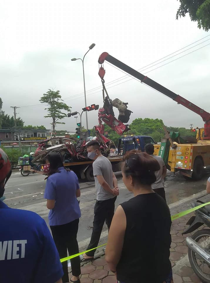 Trên xe 30E-925.52 có 4 người gồm: Nguyễn Hoàng Dương sinh 1999, tổ 22 Phường Long Biên Long Biên Hà Nội, Nguyễn ánh Pháp sinh 1996, Tổ 15 Bồ Đề Long Biên Hà Nội, Nguyễn Văn Hoàng sinh 1986, Chung cư CT2A Thạch Bàn, Long Biên Hà Nội và chị Đào Thị Nga sinh 1993, Tổ 15 Bồ Đề Long Biên Hà Nội ( chưa rõ người điều khiển).