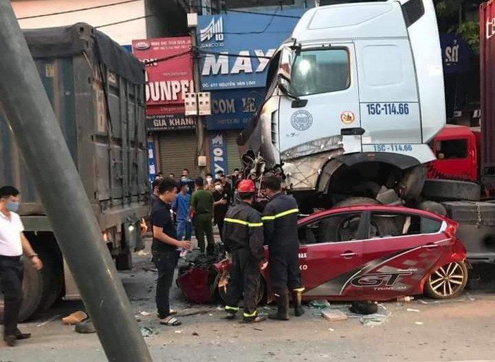 O to con bi xe container chen bep dum khien 3 nguoi tu vong