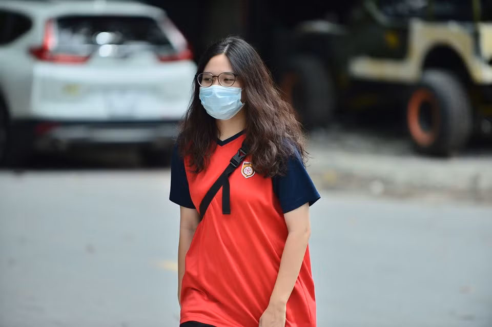 Điểm thi phân luồng thí sinh theo hai làn đường. Mỗi làn có nhân viên y tế kiểm tra thân nhiệt và yêu cầu thí sinh sử dụng dung dịch sát khuẩn. Theo ghi nhận của phóng viên, 100% thí sinh chủ động đeo khẩu trang phòng dịch, không cần nhắc nhở. 