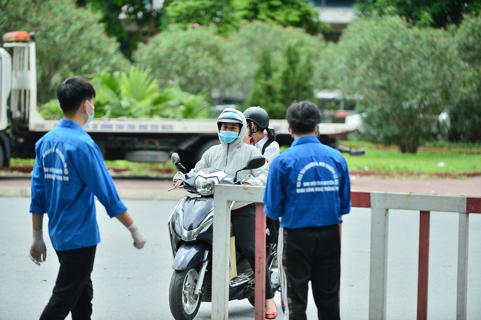 Các thí sinh được yêu cầu đo thân nhiệt ở nhà trước khi đến điểm thi. Nếu có dấu hiệu bất thường về sức khỏe như ốm, họ, sốt hoặc khó thở..., thí sinh phải báo ngay cho điểm thi để được xử lý kịp thời.