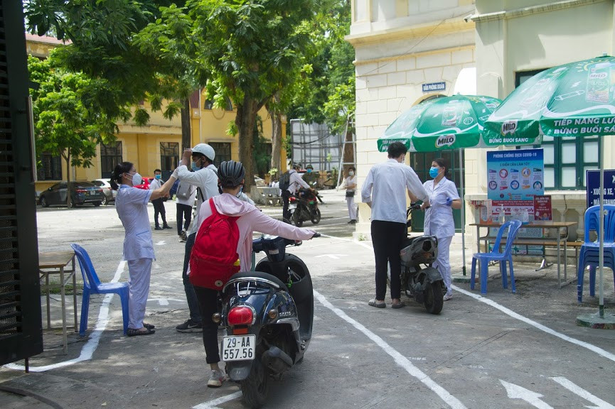 Kiểm tra thân nhiệt cho các thí sinh