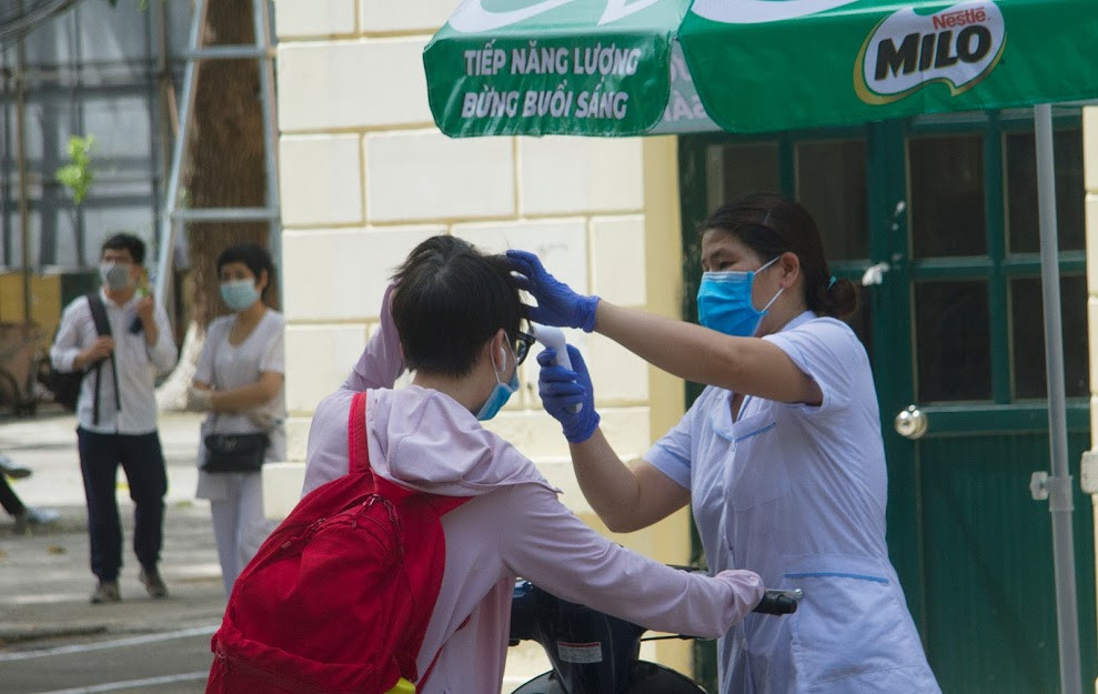 Theo chia sẻ của một cán bộ y tế, nếu thí sinh bị sốt (hoặc trên 37 độ C) sẽ được đưa vào riêng trong trường cho Hội đồng coi thi quyết định.