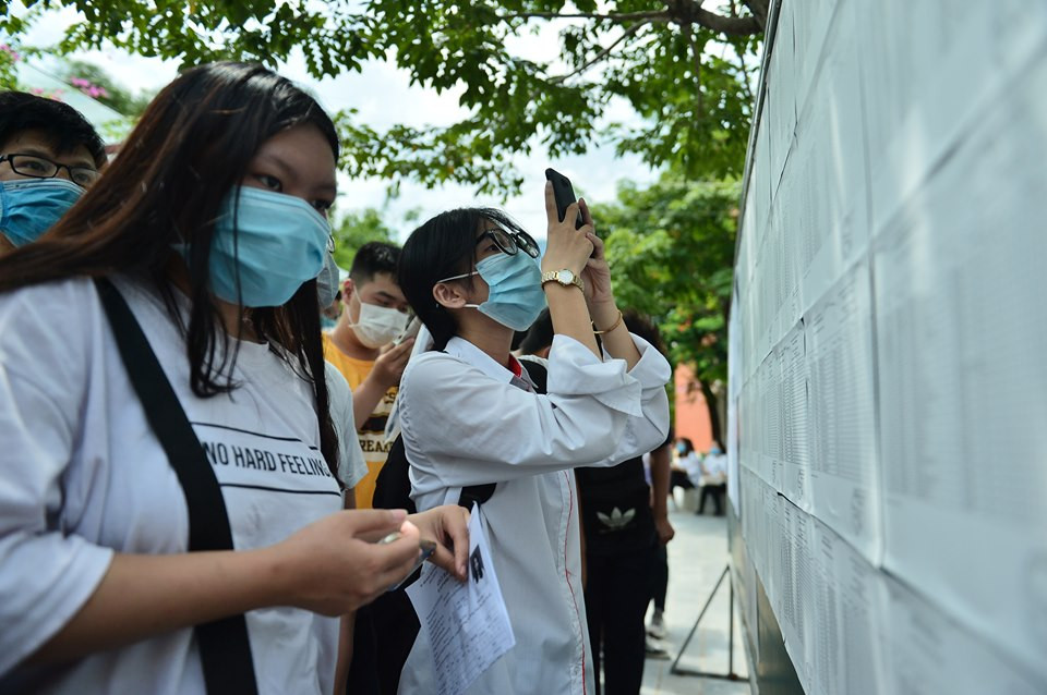 Điểm thi cũng yêu cầu thí sinh nghiêm túc thực hiện các biện pháp phòng chống dịch bệnh như rửa tay với nước sạch và xà phòng, đeo khẩu trang đúng cách, tránh tụ tập đông người trước và sau khi thi, đảm bảo giãn cách.