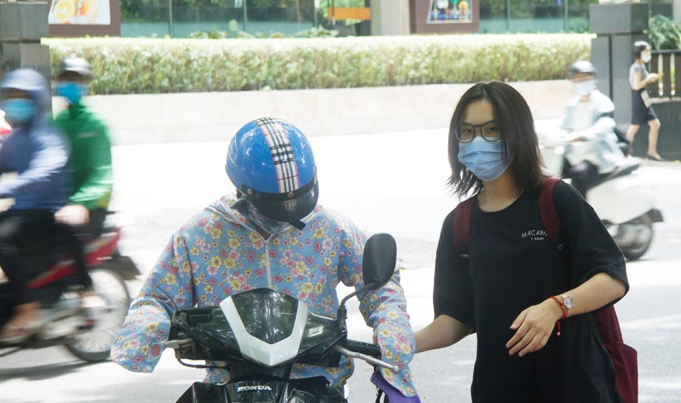 Kỳ thi tốt nghiệp THPT Quốc gia 2020 năm nay, các điểm thi phải có y tế thường trực chuyên môn, có phòng y tế, có thiết bị y tế và thuốc cơ bản nhất. Tại mỗi điểm thi, có phòng dự phòng, sẵn sàng ứng phó nếu có trường hợp nghi vấn COVID-19 thì sẽ sử dụng. &gt;&gt;&gt; Xem thêm video: Dự báo thời tiết 3 ngày thi THPT Quốc gia 2020. Nguồn: VTC 14.