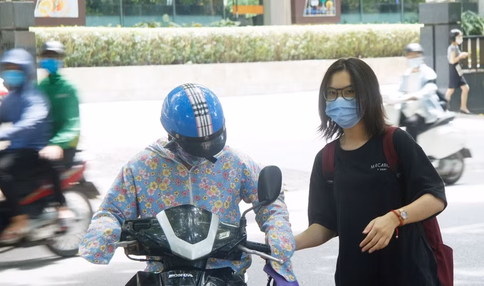 Kỳ thi tốt nghiệp THPT Quốc gia 2020 năm nay, các điểm thi phải có y tế thường trực chuyên môn, có phòng y tế, có thiết bị y tế và thuốc cơ bản nhất. Tại mỗi điểm thi, có phòng dự phòng, sẵn sàng ứng phó nếu có trường hợp nghi vấn COVID-19 thì sẽ sử dụng. >>> Xem thêm video: Dự báo thời tiết 3 ngày thi THPT Quốc gia 2020. Nguồn: VTC 14.