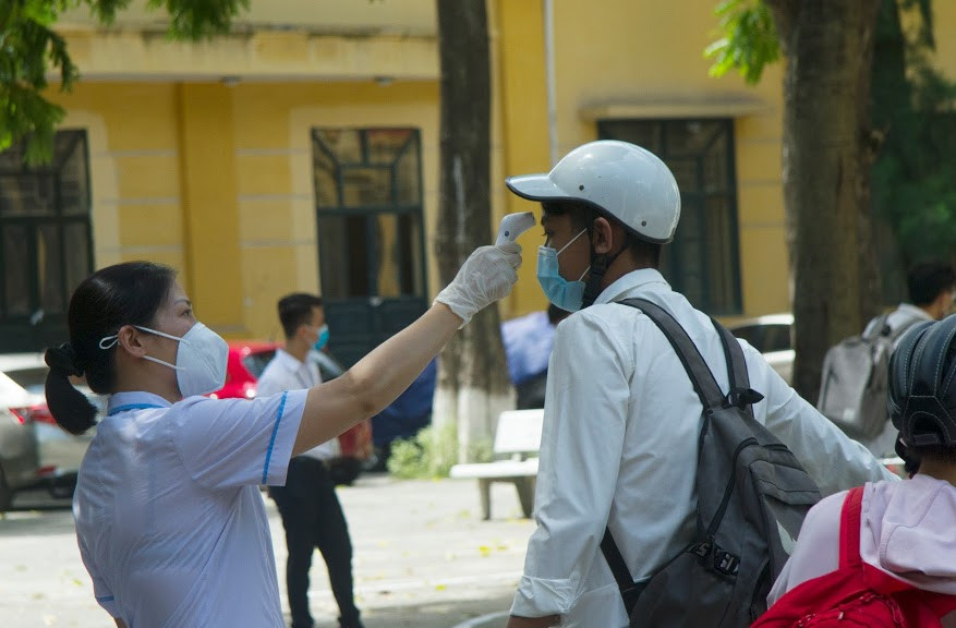 Đây được coi là kỳ thi đặc biệt bởi chịu ảnh hưởng nhiều của dịch COVID-19 nên học sinh phải rửa tay bằng nước sát khuẩn của Bộ Y tế, đo thân nhiệt mới được vào phòng thi. 