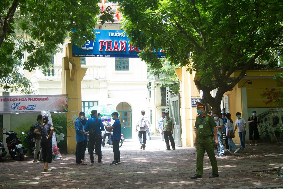 Cũng theo ghi nhận của PV tại điểm trường Phan Đình Phùng, Hà Nội ở nơi đây thực hiện rất nghiêm ngặt về y tế.