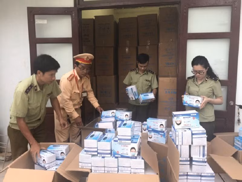  4. Phát hiện gần 1 triệu khẩu trang không rõ nguồn gốc: Ngày 2/8, Công an tỉnh Quảng Bình cho biết gần 13h ngày 31/7, lực lượng Phòng CSGT tuần tra kiểm soát tại xã Võ Ninh (huyện Quảng Ninh) thì phát hiện xe ô tô tải mang biển số 29H-383.83 do Phan Xuân Thanh (30 tuổi, trú tại Cẩm Dương, huyện Cẩm Xuyên, Hà Tĩnh) điều khiển có biểu hiện nghi vấn nên đón dừng phương tiện. Qua kiểm tra, lực lượng chức năng phát hiện trên xe chở 947.500 cái khẩu trang y tế không có giấy tờ hợp lệ chứng minh rõ nguồn gốc xuất xứ.