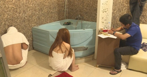 Họ thừa nhận ngoài việc massage thông thường, còn thỏa thuận bán dâm tại chỗ cho khách với giá 300.000 đồng/lượt. Cảnh sát đã lập hồ sơ, xử lý đối với chủ cơ sở massage.