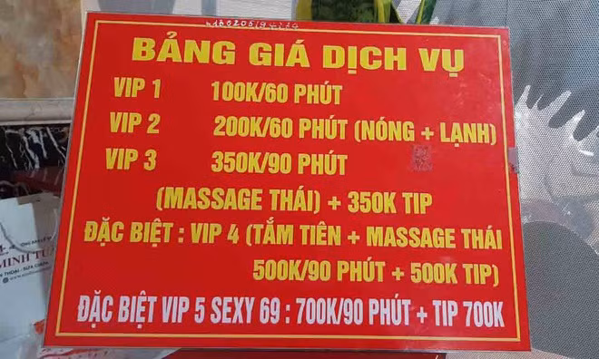 Đến phòng VIP 9, lực lượng chức năng phát hiện nữ tiếp viên N.T.M.D. (31 tuổi, quê Long An) đang "tắm tiên" cùng khách, chuẩn bị kích dục. Các cô gái khai không được chủ cơ sở trả lương. Thu nhập của họ đến từ tiền boa của khách. Hàng tháng, tiếp viên phải đóng cho chủ cơ sở 1 triệu đồng. Bà N.T.T. (41 tuổi, quê Hải Phòng, quản lý quán massage) cho biết cơ sở này hoạt động từ cuối năm 2019.