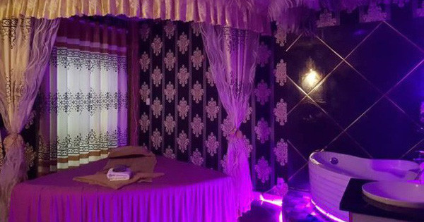 Đặc biệt, nếu khách muốn "chơi lớn" thì có thể yêu cầu suất massage đặc biệt là "vé vua đặc biệt" với giá 13 triệu đồng. Theo đó, ai mua suất này sẽ được cùng lúc 4 nữ nhân viên phục vụ. Các cô gái cho biết mỗi lần tiếp khách sẽ nhận được tiền bo thấp nhất là 500.000 đồng. Chủ cơ sở sẽ "cắt" 5% hoa hồng cho nhân viên massage.