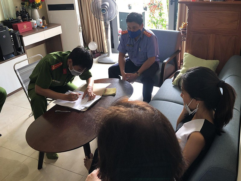 Cùng thời điểm trên, lực lượng công an tiếp tục kiểm tra cơ sở massage Thùy Dương (khu phố 5, phường Tân Hiệp) có 3 phòng nhân viên nữ kích dục cho khách nam. Tại cơ sở massage Vạn An Bình trên đường Đồng Khởi (phường Tân Hiệp) phát hiện có 1 phòng nhân viên nữ cũng đang massage kích dục cho khách... 