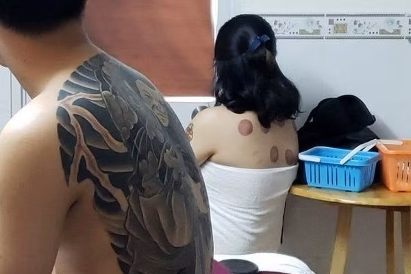 Khách đến tiệm sẽ được nữ quản lý giới thiệu các gói massage kèm theo bảng giá cụ thể. Với gói đặc biệt VIP 5 sexy 69, khách sẽ trả 700.000 đồng tiền vé kèm 700.000 tiền boa cho tiếp viên để được phục vụ 90 phút.