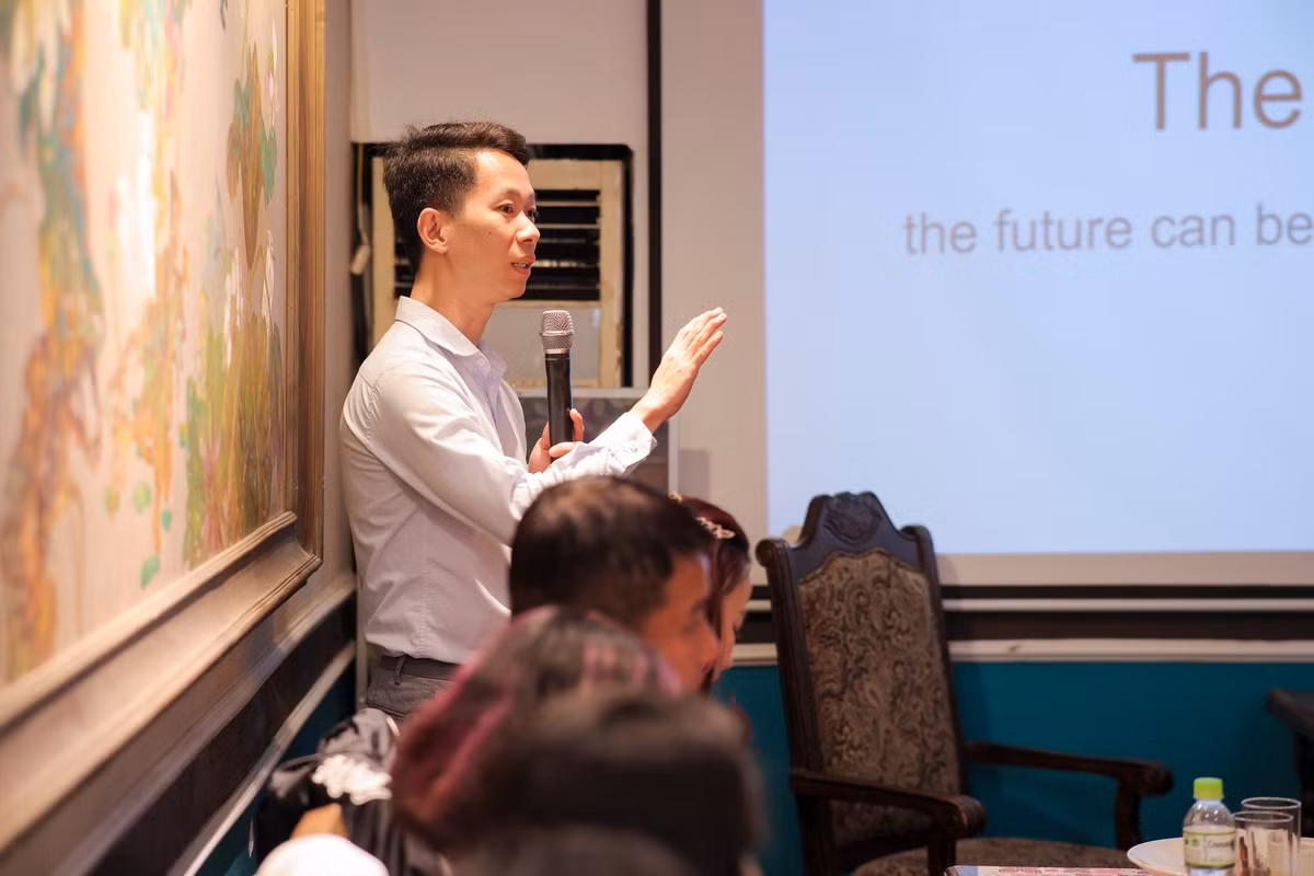 Xuc dong chan dung 10 co gai Nga ba Dong Loc phuc dung bang AI-Hinh-6