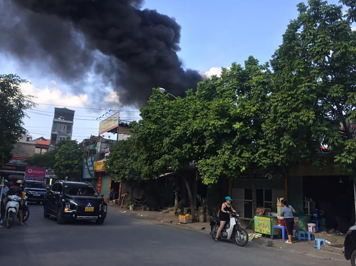Hà Nội: Cháy quán bia hơi, khói đen bốc cao hàng chục mét Ha Noi: Chay quan bia hoi, khoi den boc cao hang chuc met