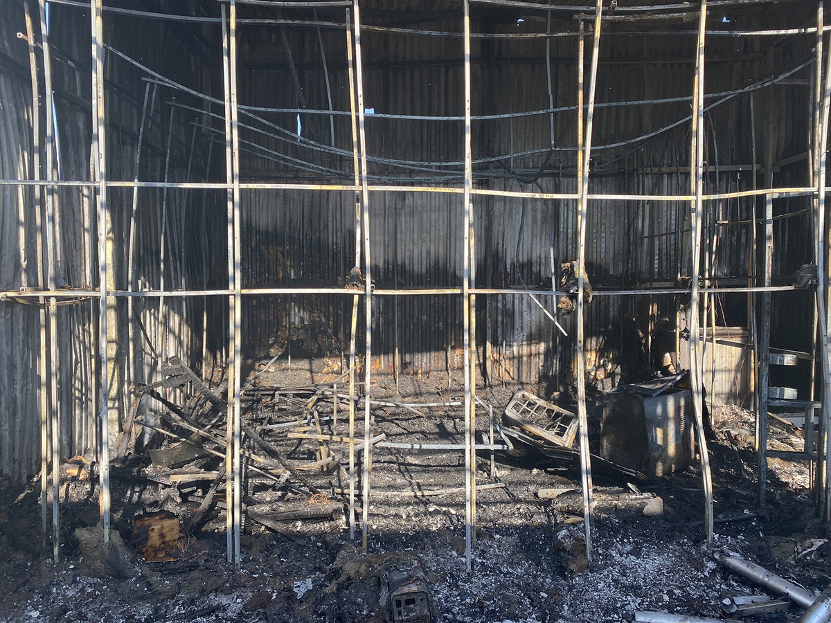 Hà Nội: Cháy quán bia hơi, khói đen bốc cao hàng chục mét - Hình 2 Ha Noi: Chay quan bia hoi, khoi den boc cao hang chuc met-Hinh-2